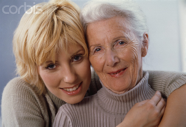 Young woman embracing old woman ศัลยกรรมความงามกับข้อจำกัดทางอายุ