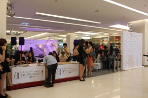 bb-presenter-eyelids-surgery-event-paragon-aug11-01